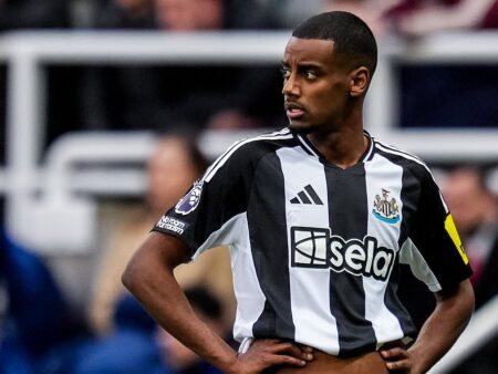 Александр Исак виноват! Форвард «Ливерпуля» раскритикован за «непрофессионализм» на фоне заявлений, что он «должен «Ньюкаслу»» за отказ тренироваться и играть