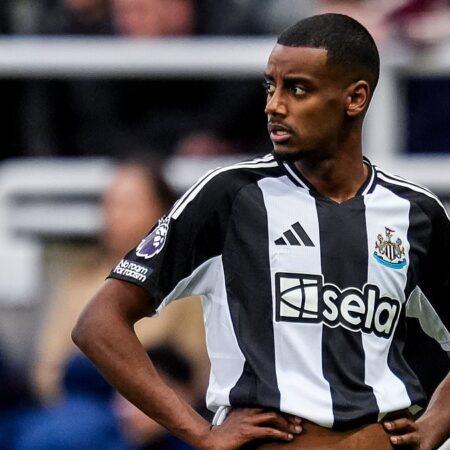 Александр Исак виноват! Форвард «Ливерпуля» раскритикован за «непрофессионализм» на фоне заявлений, что он «должен «Ньюкаслу»» за отказ тренироваться и играть