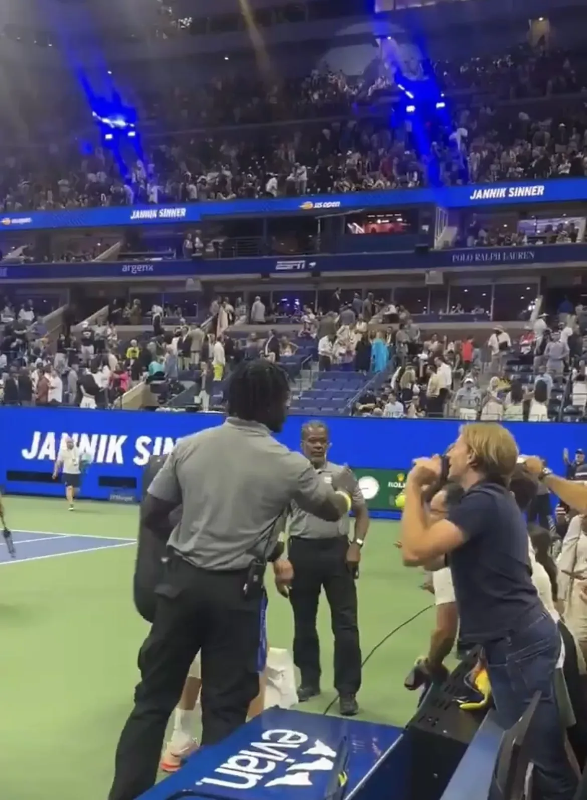 Preview Инцидент на турнире: Фанат выбежал на корт к Яннику Синнеру, после чего был уведён охраной