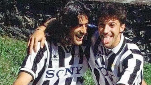 Preview Бывший чемпион «Ювентуса» Морено Торричелли рассказывает: «Баджо называл меня Джеппетто. Когда Барбара умерла, я оставил футбол, чтобы быть с детьми, плакал в одиночестве, чтобы казаться сильным. Теперь Лучия дала мне новый свет»