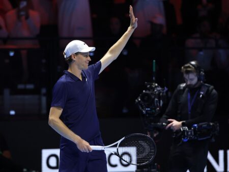 Янник Синнер разгромил Новака Джоковича и вышел в финал Six Kings Slam, где встретится с Алькарасом