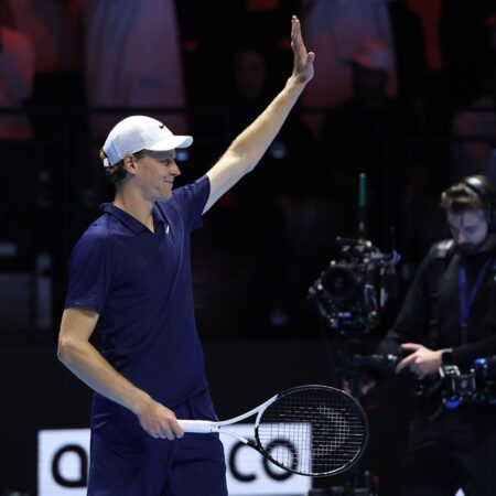 Янник Синнер разгромил Новака Джоковича и вышел в финал Six Kings Slam, где встретится с Алькарасом